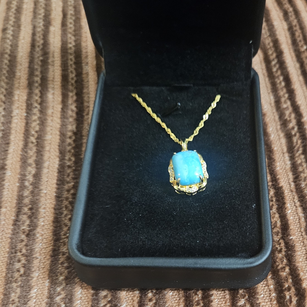 Elegant Gold Necklace with Turquoise Pendant